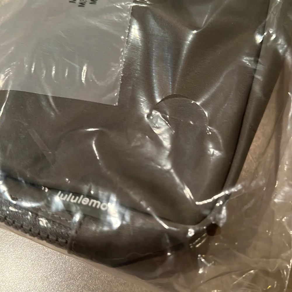 Lululemon Everywhere Belt Bag. NEW. Large 2L - Picture 8 of 12